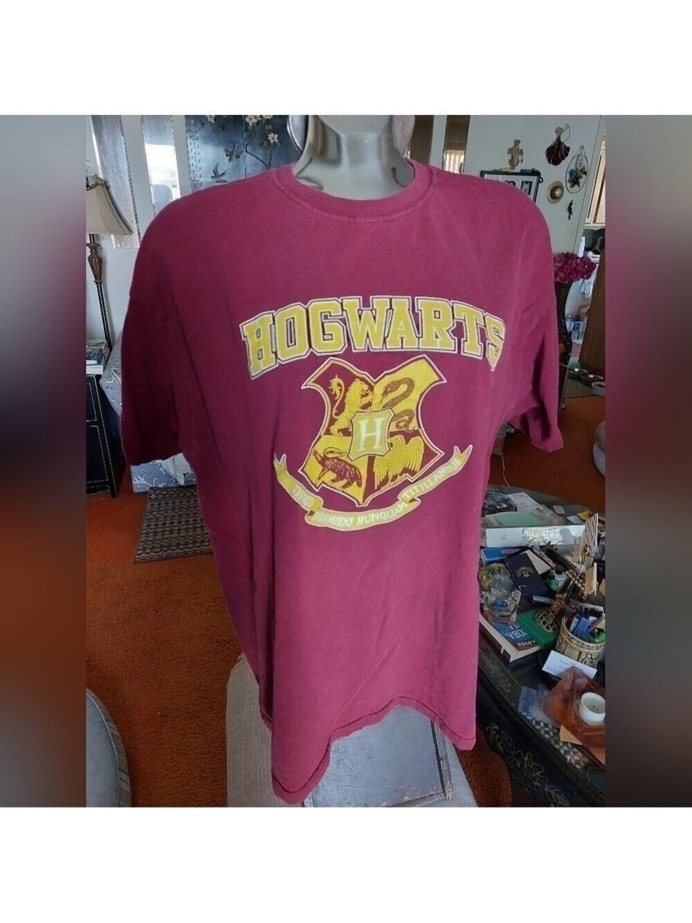 Vintage Harry Potter "Hogwarths" Burgandy T-shirt (Men's XL)